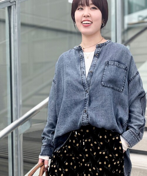 MICO COULIER（ミコクリエ）の「パウダーデニムドルマンシャツ（シャツ/ブラウス・レディース・サックスブルー/インディゴブルー・38）」の2枚目の写真