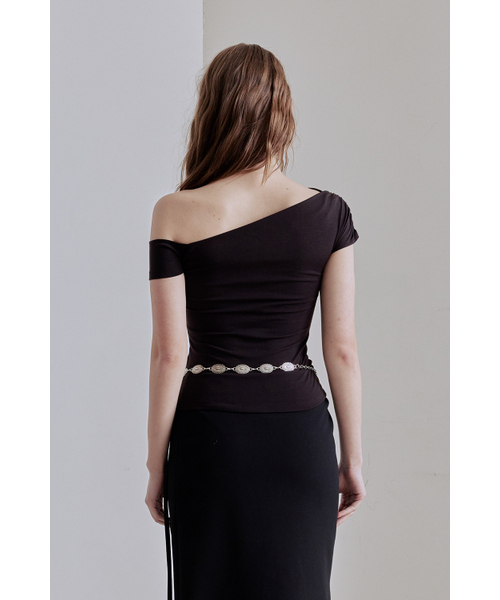AFTERHOURS（アフターアワーズ）の「UNBALANCED ONE-SHOULDER TOP (DARK BROWN)（Tシャツ/カットソー・レディース・その他・FREE）」の4枚目の写真