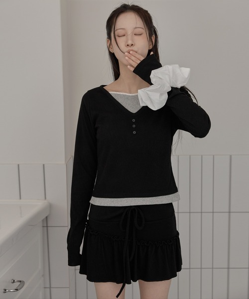 UNE MANSION（ユヌマンション）の「【1枚でレイヤード風！】【UNE ORIGINAL】ラブリーバイカラーフラワーパターンVネックレイヤード長袖Tシャツカットソー（Tシャツ/カットソー・レディース・ネイビー/ブラック/ライトグレー・MEDIUM/SMALL）」の5枚目の写真