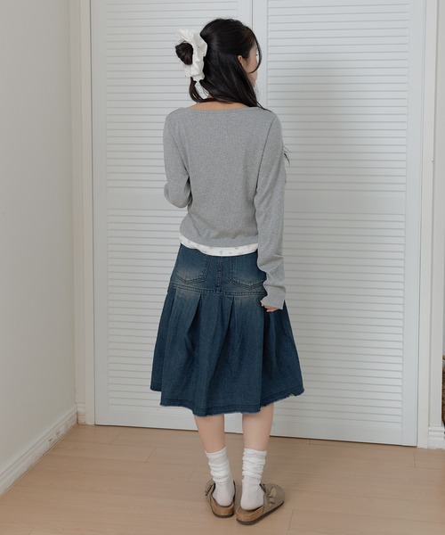 UNE MANSION（ユヌマンション）の「【1枚でレイヤード風！】【UNE ORIGINAL】ラブリーバイカラーフラワーパターンVネックレイヤード長袖Tシャツカットソー（Tシャツ/カットソー・レディース・ネイビー/ブラック/ライトグレー・MEDIUM/SMALL）」の18枚目の写真