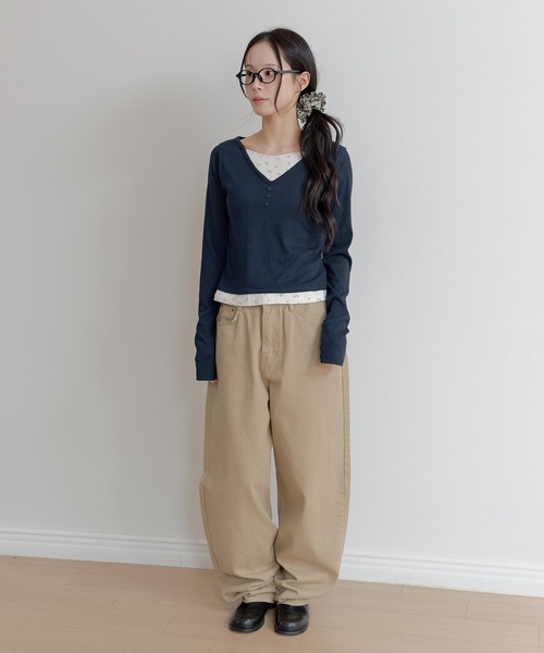 UNE MANSION（ユヌマンション）の「【1枚でレイヤード風！】【UNE ORIGINAL】ラブリーバイカラーフラワーパターンVネックレイヤード長袖Tシャツカットソー（Tシャツ/カットソー・レディース・ネイビー/ブラック/ライトグレー・MEDIUM/SMALL）」の22枚目の写真