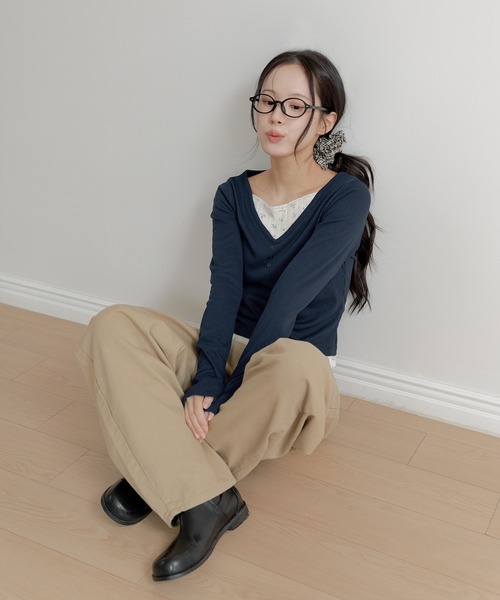 UNE MANSION（ユヌマンション）の「【1枚でレイヤード風！】【UNE ORIGINAL】ラブリーバイカラーフラワーパターンVネックレイヤード長袖Tシャツカットソー（Tシャツ/カットソー・レディース・ネイビー/ブラック/ライトグレー・MEDIUM/SMALL）」の21枚目の写真