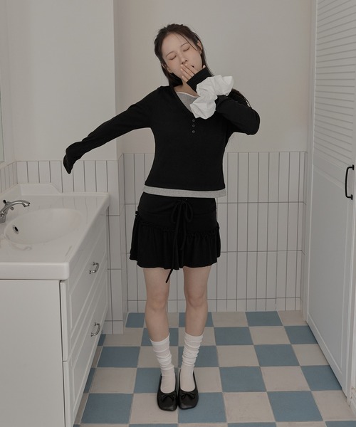 UNE MANSION（ユヌマンション）の「【1枚でレイヤード風！】【UNE ORIGINAL】ラブリーバイカラーフラワーパターンVネックレイヤード長袖Tシャツカットソー（Tシャツ/カットソー・レディース・ネイビー/ブラック/ライトグレー・MEDIUM/SMALL）」の6枚目の写真