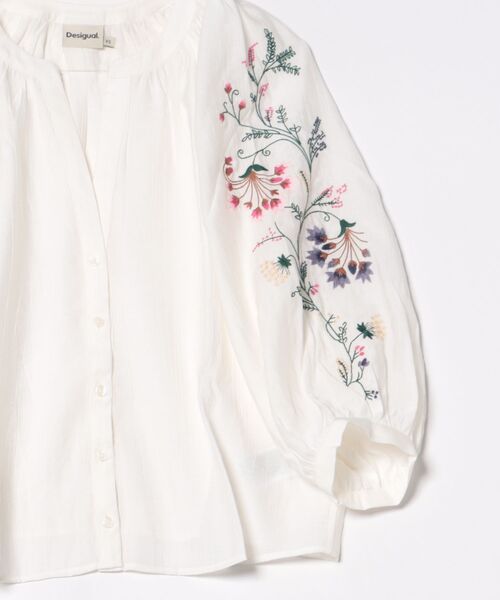 Desigual(デシグアル)の「刺繍入りボタン付きブラウス(シャツ/ブラウス・レディース・ホワイト・L/M/S/XL/XS)」の5枚目の写真