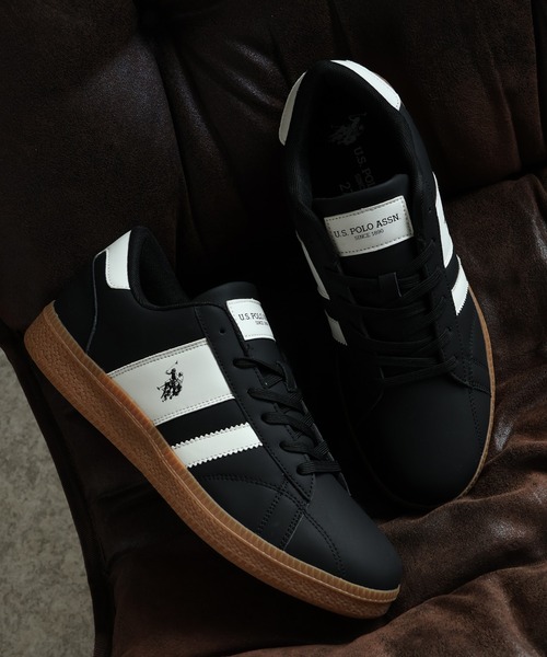 U.S. POLO ASSN.（ユーエスポロアッスン）の「【U.S. POLO ASSN./ユーエスポロアッスン】軽量 ワンポイント バイカラー ローカットスニーカー（スニーカー・メンズ・ホワイト/ブラック/ベージュ・27cm/24.5cm/25cm/26.5cm/26cm/25.5cm/24cm/22.5cm/23.5cm/23cm）」の2枚目の写真