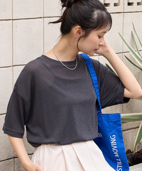 MONO-MART(モノマート)の「【クールスマートウォッシュ】フローティ シアー 半袖 Tシャツ (接触冷感・毛玉防止・イージーケア)(Tシャツ/カットソー・レディース・ブラウン/ライトブルー/ブラック/ネイビー/ミント/ベージュ/ライトイエロー/チャコールグレー/グレー/オフホワイト/キャメル/レッド/ピンク・FREE)」の3枚目の写真
