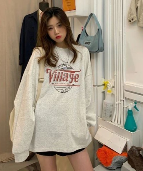 Lips(リップス)の「ゆるっと着られるビッグシルエット!韓国ストリート風ロゴプリントロングTシャツ(スウェット・レディース・ライトグレー/チャコールグレー/イエロー・FREE)」の4枚目の写真