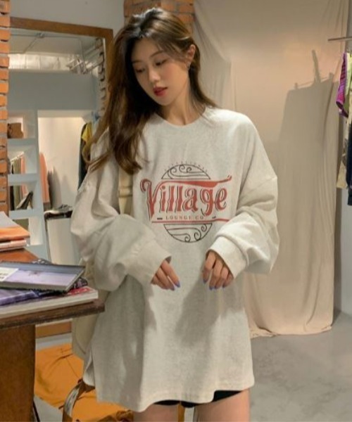 Lips(リップス)の「ゆるっと着られるビッグシルエット!韓国ストリート風ロゴプリントロングTシャツ(スウェット・レディース・ライトグレー/チャコールグレー/イエロー・FREE)」の8枚目の写真