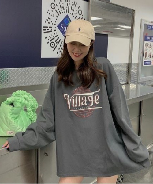 Lips(リップス)の「ゆるっと着られるビッグシルエット!韓国ストリート風ロゴプリントロングTシャツ(スウェット・レディース・ライトグレー/チャコールグレー/イエロー・FREE)」の15枚目の写真