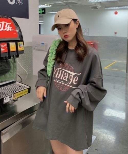 Lips(リップス)の「ゆるっと着られるビッグシルエット!韓国ストリート風ロゴプリントロングTシャツ(スウェット・レディース・ライトグレー/チャコールグレー/イエロー・FREE)」の16枚目の写真