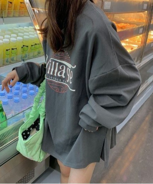 Lips(リップス)の「ゆるっと着られるビッグシルエット!韓国ストリート風ロゴプリントロングTシャツ(スウェット・レディース・ライトグレー/チャコールグレー/イエロー・FREE)」の17枚目の写真