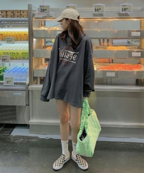 Lips(リップス)の「ゆるっと着られるビッグシルエット!韓国ストリート風ロゴプリントロングTシャツ(スウェット・レディース・ライトグレー/チャコールグレー/イエロー・FREE)」の18枚目の写真