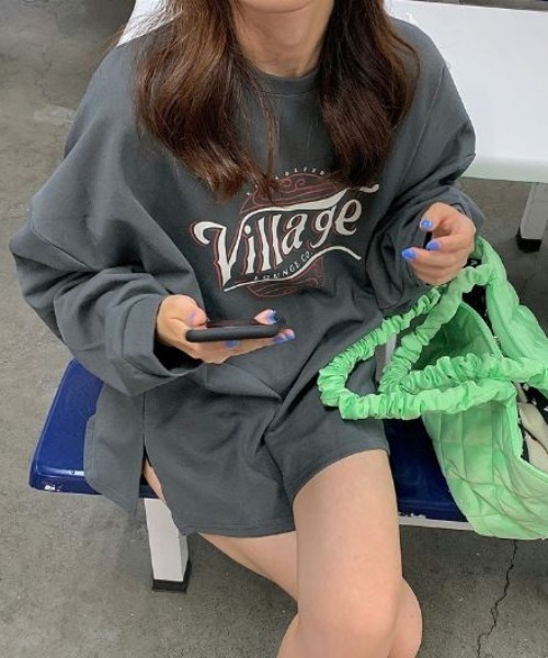 Lips(リップス)の「ゆるっと着られるビッグシルエット!韓国ストリート風ロゴプリントロングTシャツ(スウェット・レディース・ライトグレー/チャコールグレー/イエロー・FREE)」の19枚目の写真