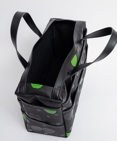THE BEATLES COMME des GARCONS（ザ ビートルズ コムデギャルソン）の「THE BEATLES CdG APPLE PRINTED BAG（トートバッグ・メンズ・ブラック・ONE SIZE）」の4枚目の写真