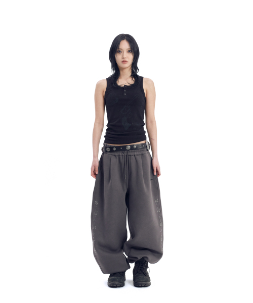 AAKAM（アーカム）の「Line Studded Sweatpants (Dark Gray)（スウェットパンツ・レディース・その他・1/2）」の4枚目の写真
