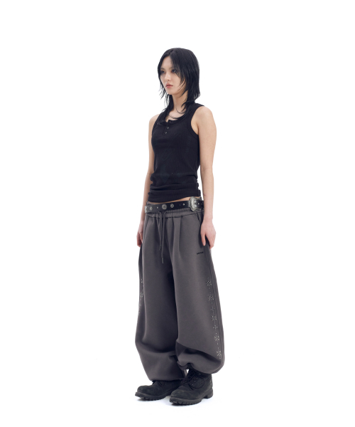 AAKAM（アーカム）の「Line Studded Sweatpants (Dark Gray)（スウェットパンツ・レディース・その他・1/2）」の5枚目の写真