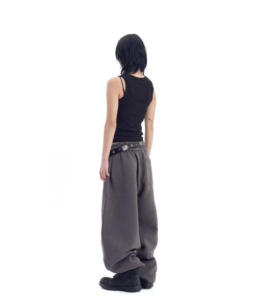 AAKAM（アーカム）の「Line Studded Sweatpants (Dark Gray)（スウェットパンツ・レディース・その他・1/2）」の6枚目の写真