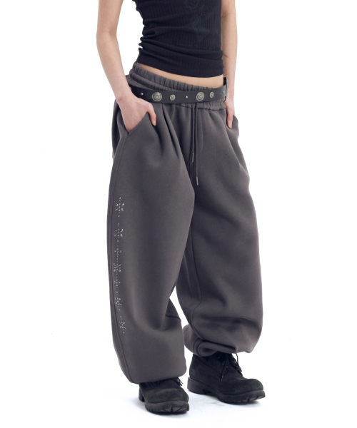 AAKAM（アーカム）の「Line Studded Sweatpants (Dark Gray)（スウェットパンツ・レディース・その他・1/2）」の10枚目の写真