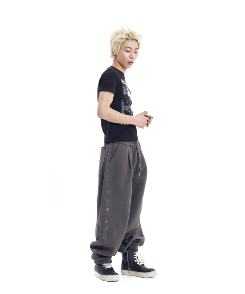 AAKAM（アーカム）の「Line Studded Sweatpants (Dark Gray)（スウェットパンツ・レディース・その他・1/2）」の17枚目の写真