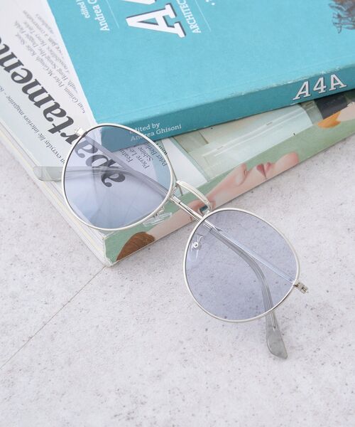 AMERICAN HOLIC(アメリカンホリック)の「【UVカット】調光レンズメタルフレームグラス(サングラス・レディース・シルバー/ゴールド・FREE)」の4枚目の写真