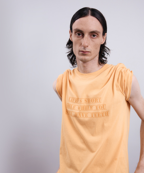 NUAKLE(ヌアクル)の「(m) ユニットグラフィックスリムT_ウォームイエロー(Tシャツ/カットソー・メンズ・その他・1/2)」の2枚目の写真