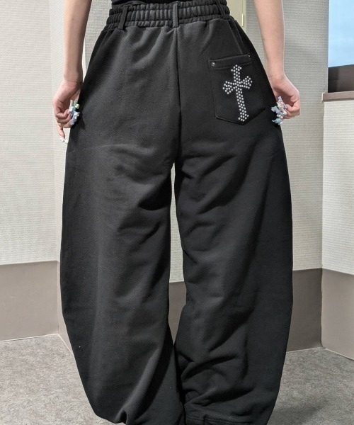 .KOM(ドットコム)の「A'GEM/9 × .kom 『.KOM/ドットケーオーエム』クロスストーン ワイド スエットパンツ(スウェットパンツ・レディース・ブラック/アイボリー/グレー・FREE)」の13枚目の写真
