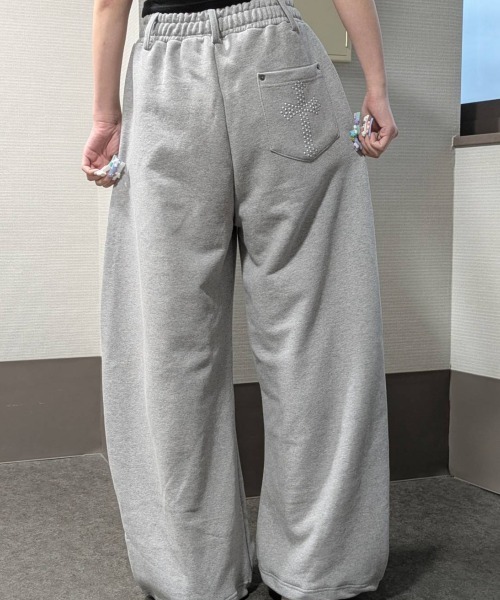 .KOM(ドットコム)の「A'GEM/9 × .kom 『.KOM/ドットケーオーエム』クロスストーン ワイド スエットパンツ(スウェットパンツ・レディース・ブラック/アイボリー/グレー・FREE)」の17枚目の写真