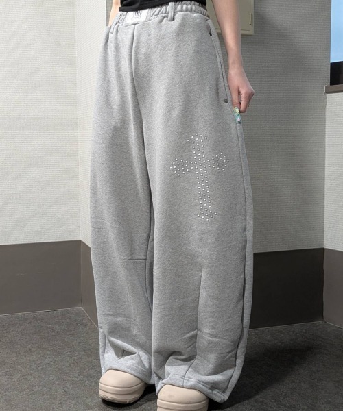 .KOM(ドットコム)の「A'GEM/9 × .kom 『.KOM/ドットケーオーエム』クロスストーン ワイド スエットパンツ(スウェットパンツ・レディース・ブラック/アイボリー/グレー・FREE)」の16枚目の写真