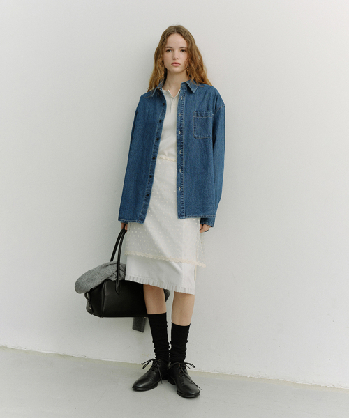 DUNST(ダンスト)の「UNISEX OVERSIZED DENIM SHIRT_UDSH6A102_CLASSIC BLUE(シャツ/ブラウス・レディース・ブルー・X-SMALL/SMALL/LARGE/MEDIUM)」の1枚目の写真