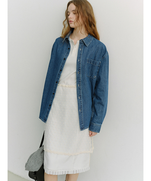 DUNST(ダンスト)の「UNISEX OVERSIZED DENIM SHIRT_UDSH6A102_CLASSIC BLUE(シャツ/ブラウス・レディース・ブルー・X-SMALL/SMALL/LARGE/MEDIUM)」の2枚目の写真