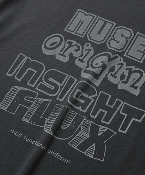 MOIF（モイフ）の「[SS26] ACROSTIC POEM H/S TEE / CHARCOAL（Tシャツ/カットソー・メンズ・その他・3(L)/1(S)/2(M)）」の7枚目の写真