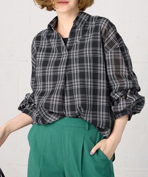BELLUNA PLUS(ベルーナ)の「袖タックデザインスキッパーシャツ(シャツ/ブラウス・レディース・ホワイト系/ホワイト×ブルー/グリーン系/ブラック系・MEDIUM/LARGE/X-LARGE)」の1枚目の写真