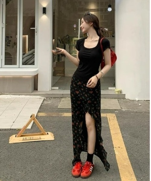 Ritzy(リッツィー)の「アシンメトリー・ロングスカート(スカート・レディース・レッド/ブラック・LARGE/MEDIUM)」の1枚目の写真
