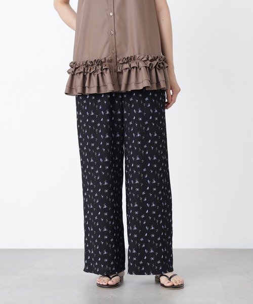 N.(N. Natural Beauty Basic)(エヌエヌナチュラルビューティーベーシック)の「フラワープリントイージーパンツ(その他パンツ・レディース・パープル系その他/ブラック系その他2・フリ-)」の1枚目の写真