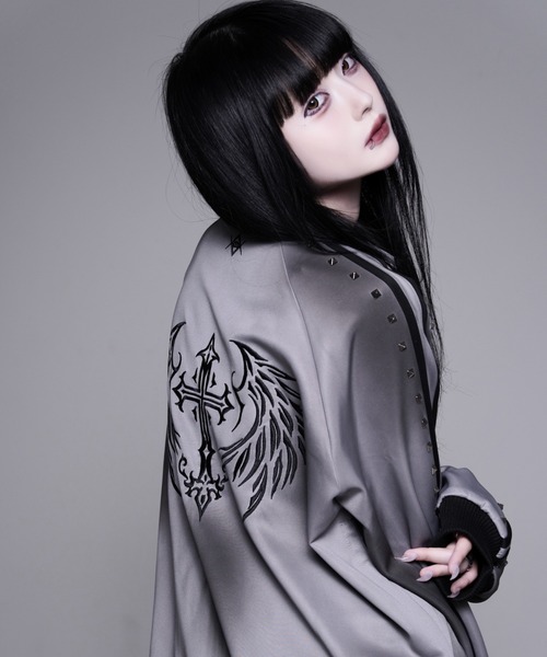 REFLEM(レフレム)の「『REFLEM/レフレム』スプレー加工スタッズライントラックジャージ(ジャージ・レディース・ホワイト/ブラック/グレー・FREE)」の3枚目の写真