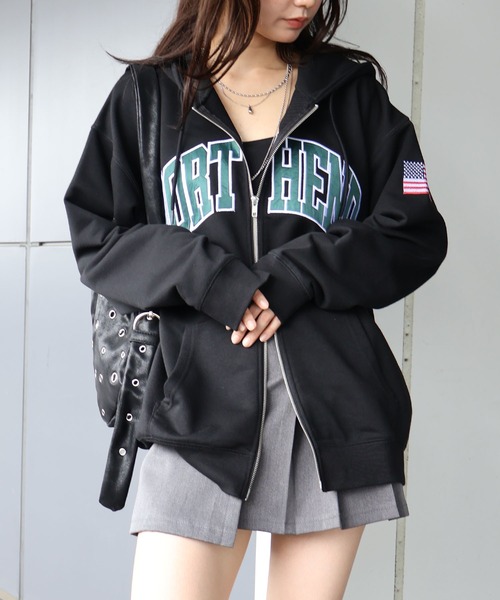 SpRay(スプレイ)の「【秋のライトアウター/トレンド】サテンロゴ貼付ZIPパーカー(パーカー・レディース・ネイビー/ボルドー/カモフラージュ/オートミール/グレー/ブラック・FREE)」の2枚目の写真