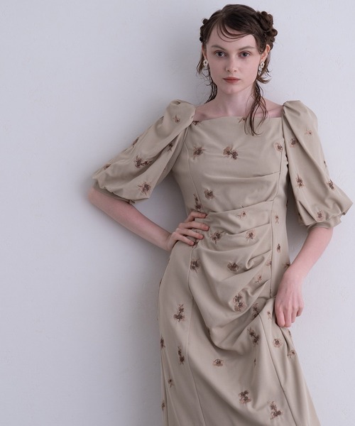 atlo（アトロ）の「ミモレ&袖あり フォーマル 花刺繍  ギャザースリーブ Iライン セレモニー 結婚式二次会 パーティードレス お呼ばれ オケージョンドレス 同窓会成人式（ドレス・レディース・ベージュ/ブラック/チャコール・M）」の3枚目の写真