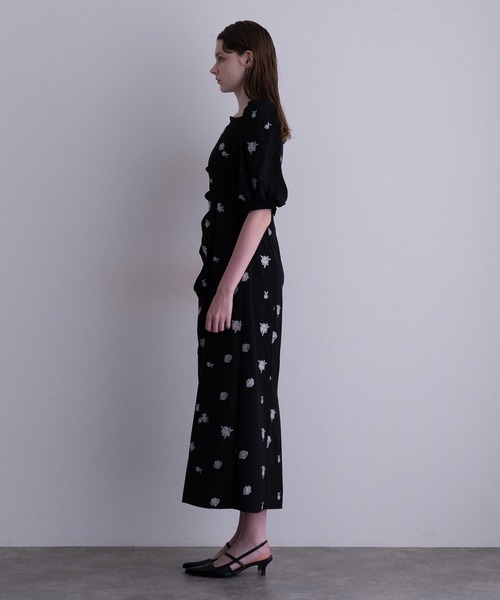 atlo（アトロ）の「ミモレ&袖あり フォーマル 花刺繍  ギャザースリーブ Iライン セレモニー 結婚式二次会 パーティードレス お呼ばれ オケージョンドレス 同窓会成人式（ドレス・レディース・ベージュ/ブラック/チャコール・M）」の5枚目の写真