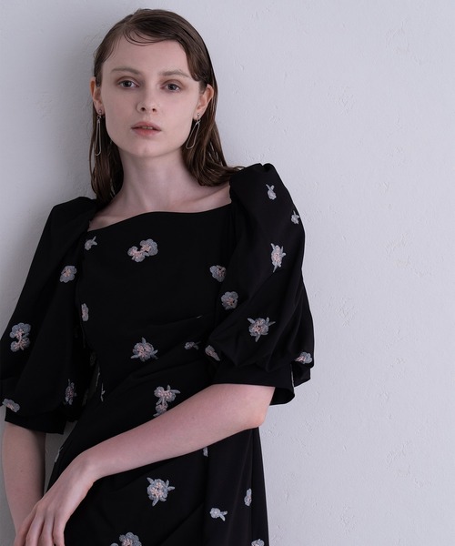 atlo（アトロ）の「ミモレ&袖あり フォーマル 花刺繍  ギャザースリーブ Iライン セレモニー 結婚式二次会 パーティードレス お呼ばれ オケージョンドレス 同窓会成人式（ドレス・レディース・ベージュ/ブラック/チャコール・M）」の8枚目の写真