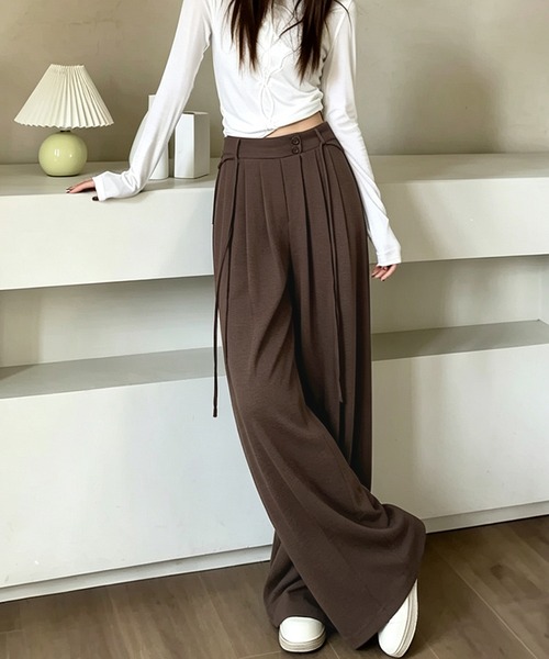 BLoomMe(ブルームミー)の「落ち感のあるワイドシルエットが大人らしいウエストデザインパンツ(スラックス・レディース・ベージュ/ダークグレー/オフホワイト/ブラウン/ブラック・M)」の5枚目の写真
