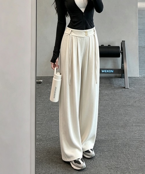 BLoomMe(ブルームミー)の「落ち感のあるワイドシルエットが大人らしいウエストデザインパンツ(スラックス・レディース・ベージュ/ダークグレー/オフホワイト/ブラウン/ブラック・M)」の2枚目の写真