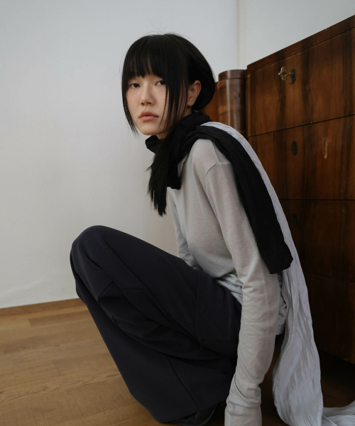 LYNTE（リンテ）の「シャドウ ハーフネックトップス（ライトグレー）（Tシャツ/カットソー・レディース・その他・FREE）」の4枚目の写真
