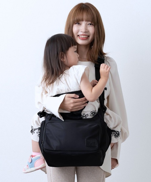 SweetMommy（スウィートマミー）の「無重力ヒップシート[MAX] 大容量 ショルダーバッグ 3WAY 抱っこ紐（マザーズバッグ・レディース・ブラック・FREE）」の5枚目の写真