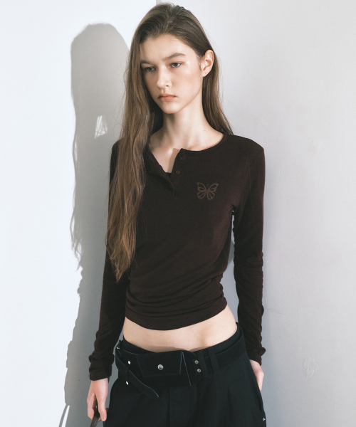 NICK&NICOLE（ニックアンドニコール）の「バタフライ ヘンリーネック スリーブトップ_ブラウン（Tシャツ/カットソー・レディース・ブラウン・FREE）」の2枚目の写真