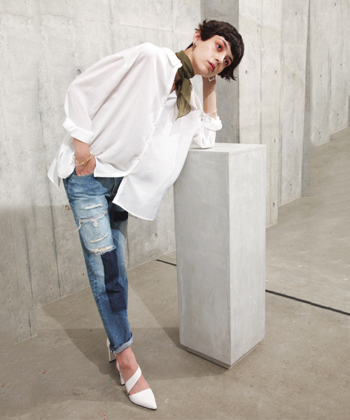 MURUA(ムルーア)の「Patch Mark Boys Straight(デニムパンツ・レディース・ブルー・0/XS/2/M/1/S)」の1枚目の写真