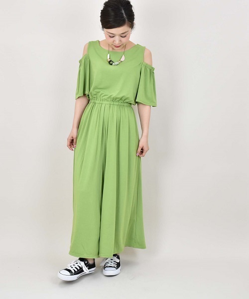LHELBIE(レルビエ)の「フレアオープンショルダーオールインワン(つなぎ/オールインワン・レディース・ベージュ/グリーン/ブラック・M)」の3枚目の写真