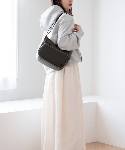 Jamale(ジャマレ)の「牛革レザーショルダーバッグ(ショルダーバッグ・レディース・ブラック/キャメル/ダークブラウン/レッド/ゴールド/グリーン/グレイッシュベージュ/ネイビー/ピンクベージュ/レッド系その他/グレー系その他/グリーン系その他/ブラック系その他/イエロー系その他・FREE)」の19枚目の写真