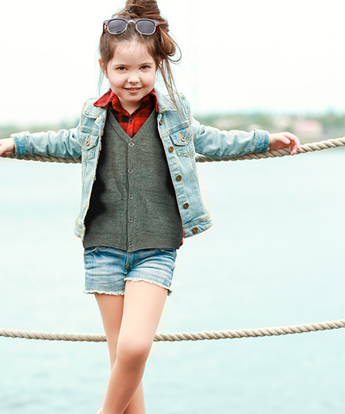 THE CASUAL(カジュアル)の「カシミヤタッチ ニット カーディガン キッズ(カーディガン/ボレロ・キッズ・キャメル/オフホワイト/杢グレー/ブルーグリーン/ブラック/ブラウン/ネイビー/チャコール/ワイン/ピンク・140cm/150cm/120cm/160cm/130cm/110cm)」の4枚目の写真