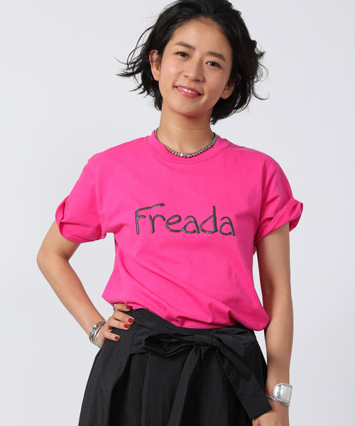 FREAK'S STORE(フリークスストア)の「Freada/フリーダ プリントロゴTEE(Tシャツ/カットソー)」|ピンク