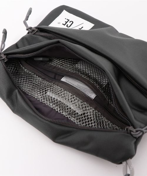 F/CE. (エフシーイー)の「【F/CE.】SATIN SACOCHE(ボディバッグ/ウエストポーチ・メンズ・ブラック/グレー/ベージュ・FREE)」の4枚目の写真